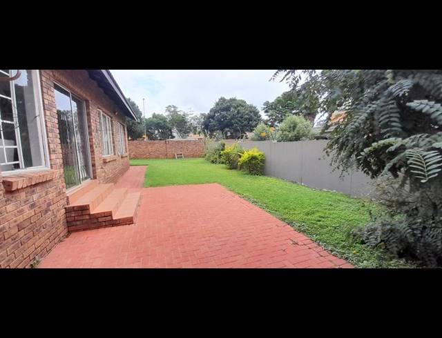 3 BEDROOM TOWNHOUSE FOR SALE IN ELDORAIGNE